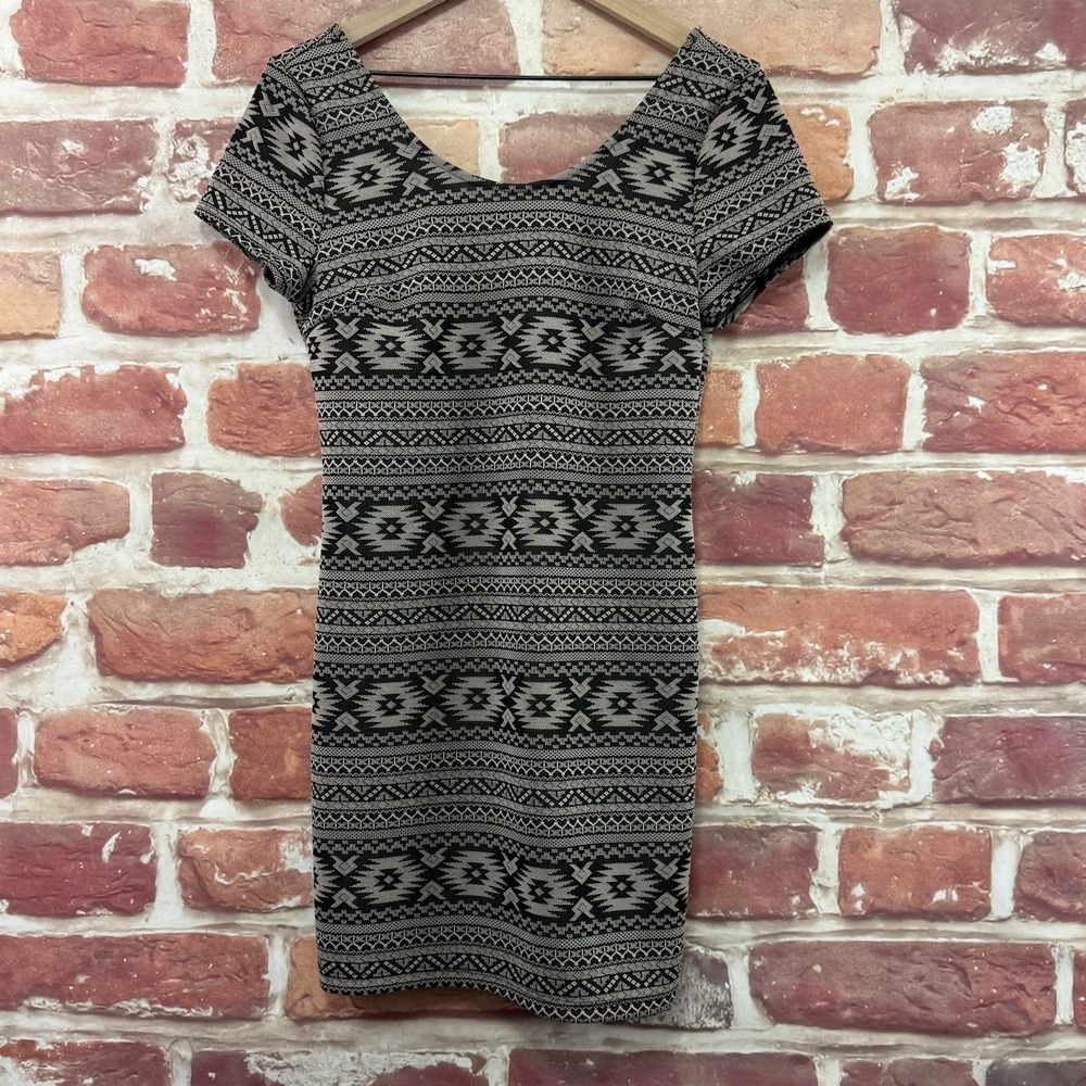 Soprano Dress Women's L Gray Black Boho Aztec Knit Stretchy Short Sleeve Casual